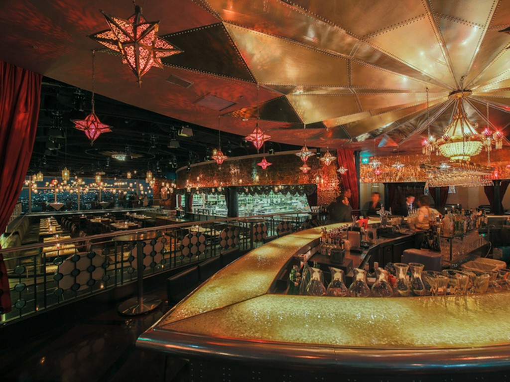 夜景を臨みつつ、お酒が楽しめるバースペース