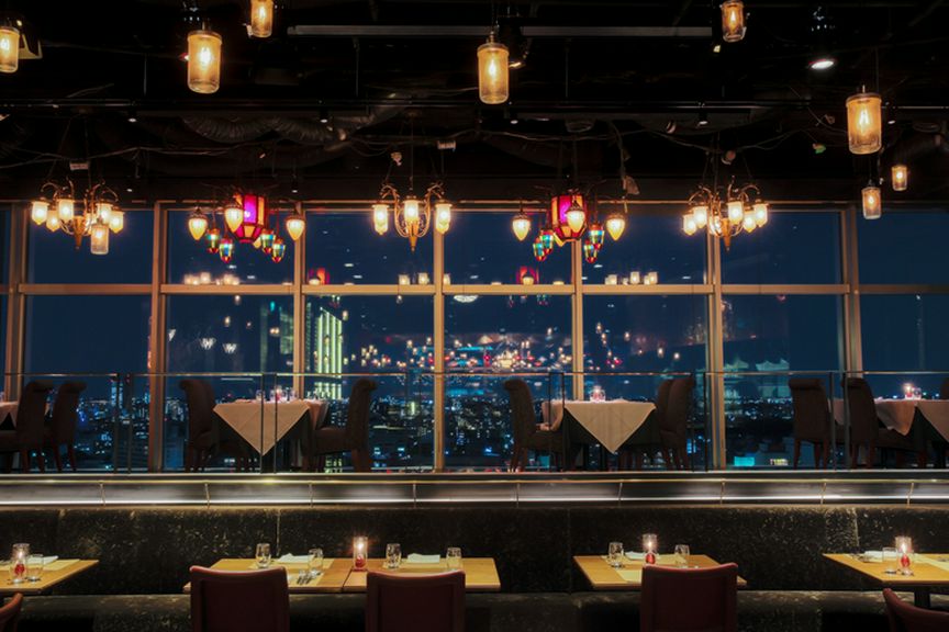 「劇場」をコンセプトに設えた活気あふれる店内