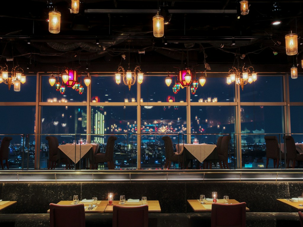 「劇場」をコンセプトに設えた活気あふれる店内