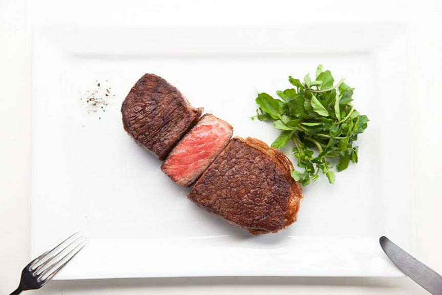 適度にバランスの取れた赤身肉を自社熟成倉庫で熟成しました。