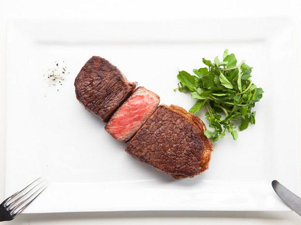 適度にバランスの取れた赤身肉を自社熟成倉庫で熟成しました。