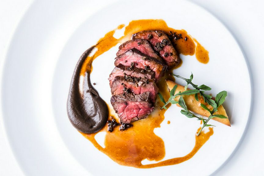 脂身と赤身のバランスが抜群な蔵王牛。