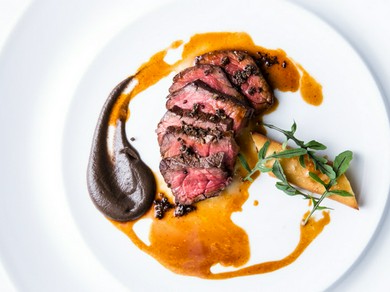 脂身と赤身のバランスが抜群な蔵王牛。