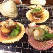 ・活 長太郎 2ヶ、活 さざえ 2ヶ、活 大あさり 2ヶをお出ししております。
