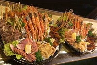 串物、揚げ物、おつまみ等、ボリューム満点の内容です。
13時までのご注文で、17時30分までの受け渡し

※アレルギーの有無や、お好み等、ご予約時にお申しつけ下さい。
※お皿は使い捨ての為、ご自分で破棄下さい。