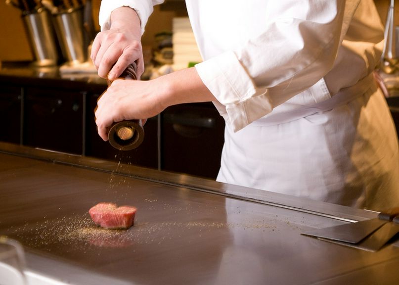 フレンチという繊細な料理を、鉄板焼きでダイナミックに表現