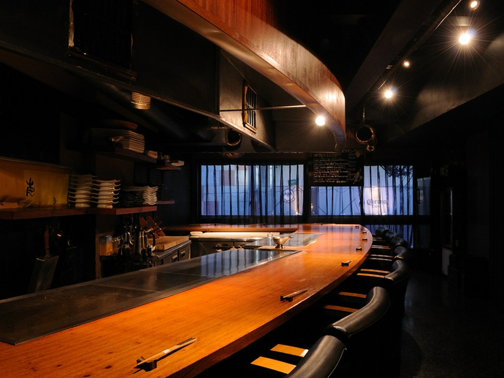 鉄板焼ならではのライブ感を楽しめるカウンター席がおすすめ