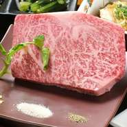 当店の特選神戸牛赤身モモステーキは、A-5雌牛のみを使用した一番人気の部位です。爽やかな甘味と、香ばしい赤身の旨みが、どこまでも広がります。