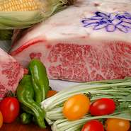 当店の神戸牛ロース肉は、A-5雌牛のみを使用した一番お薦めする部位です。爽やかな甘味のサシと、香ばしい赤身の旨みが、どこまでも広がります。