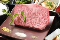 当店の特選神戸牛赤身モモステーキは、A-5雌牛のみを使用した一番人気の部位です。爽やかな甘味と、香ばしい赤身の旨みが、どこまでも広がります。