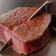 当店の特選神戸牛ヒレ肉は、A-5雌牛のみを使用した一番貴重な部位です。程よいサシとやわらかさ、香ばしい赤身の旨みが、どこまでも広がります。