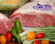 当店の神戸牛ロース肉は、A-5雌牛のみを使用した一番お薦めする部位です。爽やかな甘味のサシと、香ばしい赤身の旨みが、どこまでも広がります。「2日前までの予約が必要となります。ご了承ください。」