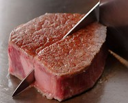当店の特選神戸牛ヒレ肉は、A-5雌牛のみを使用した一番貴重な部位です。程よいサシとやわらかさ、香ばしい赤身の旨みが、どこまでも広がります。「2日前までの予約が必要となります。ご了承ください」