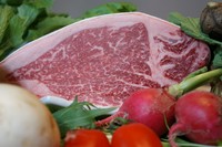 当店で扱う厳選黒毛和牛は、神戸牛にも勝るA-4orA-5ランクのカドワキ牛を主に使用し、信頼のおける生産者から産地直送で仕入れています。最高の甘みと旨みを味わって下さい。