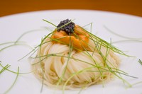 当店一番人気の単品メニューです。
あっさりとした味わいで生雲丹とキャビアの塩加減が絶妙なバランスで口の中をスッキリとさせます！
Fullサイズは4,950円