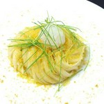 当店二番人気の単品メニューです。
和風テーストのあっさりとした味わいでいっぱいのカラスミが絶妙なバランスです！
Fullサイズは2,970円