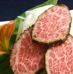 表面をカリッと仕上げ旨みを凝縮させた当店自慢の逸品です。【淡路島産】成井さんの有機玉葱を添えてお楽しみください。
Fullサイズは3,980円