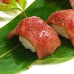 程よくサシの入った黒毛和牛をあぶり握り寿司でどうぞ。
黒毛和牛のサシは、融点が低いので軽くあぶるだけでトロトロです。あぶりならではの香ばしさと、とろける食感をお楽しみください。