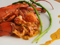 オマール海老を鉄板焼に！　ボリューム満点、自家製のアメリケーヌソースでどうぞ。
Fullサイズは5,500円