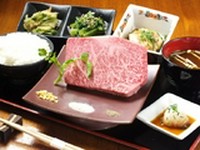 厳選黒毛和牛モモステーキ（並100g)
/神戸牛ローストビーフ/サラダ/御飯（農直減農薬米使用）/赤だし/漬物
旨味溢れる厳選黒毛和牛モモステーキと、神戸牛ローストビーフとサラダがついた御膳でございます。