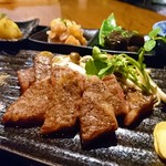 特選神戸牛モモステーキ（大150g）
/神戸牛ローストビーフ/サラダ
/御飯（農直減農薬米使用）
/赤だし/漬物/A5雌牛のみを使用した特選神戸牛モモステーキと、神戸牛ローストビーフとサラダがついた御膳でございます