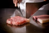 特選神戸牛ロースステーキ100g/神戸牛ローストビーフ/サラダ/御飯（農直減農薬米使用）/赤だし/漬物/A5雌牛のみを使用した特選神戸牛ロースステーキと、神戸牛ローストビーフとサラダがついた御膳でございます。