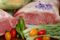 特選神戸牛ロースステーキ150g/神戸牛ローストビーフ/サラダ/御飯（農直減農薬米使用）/赤だし/漬物/A5雌牛のみを使用した特選神戸牛ロースステーキと、神戸牛ローストビーフとサラダがついた御膳でございます。