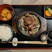 厳選黒毛和牛サイコロステーキ150g/御飯/赤だし/お漬物
大変お得な1日限定５食のセットです。
ご予約でのご対応は出来ないメニューとなっています。
売り切れの場合はご了承下さい。