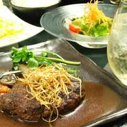 特製黒毛和牛ハンバーグステーキ150g/
季節のサラダ/自家製ドレッシングで。/御飯/農直減農薬米使用/赤だし/漬物/ステーキハウスだからできる、黒毛和牛を贅沢にオリジナルブレンドした特製ハンバーグをご賞味下さい