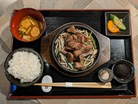 厳選黒毛和牛サイコロステーキ150g/御飯/赤だし/お漬物
大変お得な1日限定５食のセットです。
ご予約でのご対応は出来ないメニューとなっています。
売り切れの場合はご了承下さい。