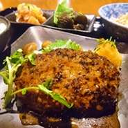 特製黒毛和牛ハンバーグステーキ/150g（2個）/季節のサラダ　自家製ドレッシングで。/御飯/農直減農薬米使用/赤だし/漬物/黒毛和牛を贅沢にオリジナルブレンドした特製ハンバーグをご賞味下さい。