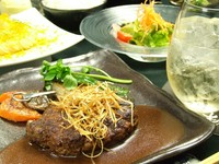 特製黒毛和牛ハンバーグステーキ150g/
季節のサラダ/自家製ドレッシングで。/御飯/農直減農薬米使用/赤だし/漬物/ステーキハウスだからできる、黒毛和牛を贅沢にオリジナルブレンドした特製ハンバーグをご賞味下さい