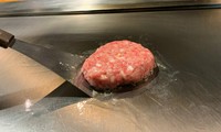 限定自家製神戸ビーフ100%ハンバーグ/ステーキ180g/季節のサラダ自家製ドレッシングで。/御飯/農直減農薬米使用
赤だし/漬物/ステーキハウスだからできる、神戸牛を贅沢に100%使用した特製ハンバーグをご賞味下さい