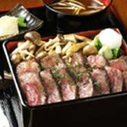 厳選黒毛和牛モモステーキ重（並100g)
/赤だし/お漬物/厳選黒毛和牛モモを、贅沢に使用した特製のステーキ重でございます。香ばしい香りと甘味をお楽しみください。