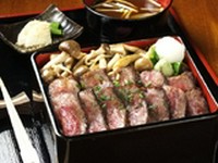 厳選黒毛和牛モモステーキ重（並100g)
/赤だし/お漬物/厳選黒毛和牛モモを、贅沢に使用した特製のステーキ重でございます。香ばしい香りと甘味をお楽しみください。