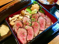 厳選黒毛和牛ロースステーキ重（並100g)/赤だし/お漬物/厳選黒毛和牛ロースを、贅沢に使用した特製のステーキ重でございます。香ばしい香りと甘味をお楽しみください。