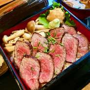厳選黒毛和牛ロースステーキ重（並100g)/赤だし/お漬物/厳選黒毛和牛ロースを、贅沢に使用した特製のステーキ重でございます。香ばしい香りと甘味をお楽しみください。