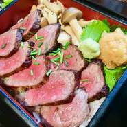 厳選黒毛和牛ロースステーキ重（大150g)/赤だし/お漬物/厳選黒毛和牛ロースを、贅沢に使用した特製のステーキ重でございます。香ばしい香りと甘味をお楽しみください。