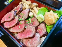 厳選黒毛和牛ロースステーキ重（大150g)/赤だし/お漬物/厳選黒毛和牛ロースを、贅沢に使用した特製のステーキ重でございます。香ばしい香りと甘味をお楽しみください。