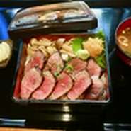 特選神戸牛モモステーキ重（大150g）
/赤だし/お漬物/貴重な神戸牛A5の雌牛を贅沢に使用した特選神戸牛モモステーキ重でございます。甘味と旨みをお楽しみください。