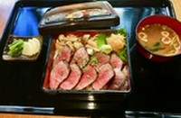 特選神戸牛モモステーキ重（並100g）
/赤だし/お漬物/貴重な神戸牛A5の雌牛を贅沢に使用した特選神戸牛モモステーキ重でございます。甘味と旨みをお楽しみください。