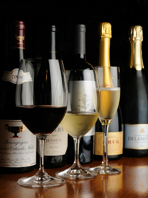 ワインやシャンパンを各種取り揃えております