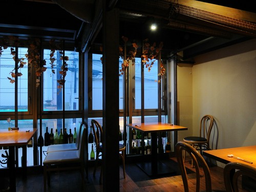 グループやご家族での会食には、テーブル席をどうぞ