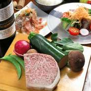 当店で扱う厳選黒毛和牛は神戸牛にも勝るカドワキ牛を主に使用し信頼のおける生産者から産地直送で仕入れています。最高の甘みと旨みを味わって下さい。★追加メニューもご用意しています。「ご飯をガーリックライスに変更￥770・黒毛和牛モモ50g￥1,980・黒毛和牛ロース50g￥3,960・黒毛和牛フィレ50g￥4,840」