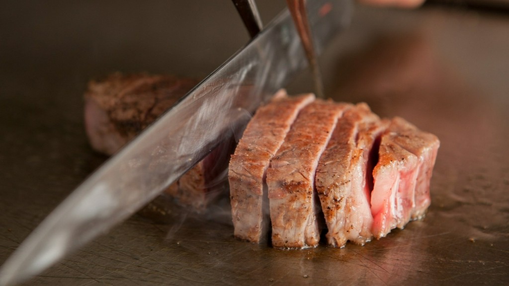 落ち着いた雰囲気の鉄板焼ステーキ店