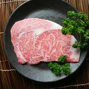 最もサシが入りやすく、きめ細かい肉質。ロースの中で最も柔らかい「リブ芯」と最も旨みがある「巻き」の両方を味わえる。A5等級神戸牛の醍醐味を感じられる部位。