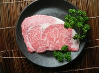 最もサシが入りやすく、きめ細かい肉質。ロースの中で最も柔らかい「リブ芯」と最も旨みがある「巻き」の両方を味わえる。A5等級神戸牛の醍醐味を感じられる部位。