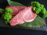 神戸牛の中でも特に優れた特選神戸牛のサーロインブロック肉から、特別に優れた部位を切り出して提供いたします。世界最高峰の霜降りをご堪能ください。