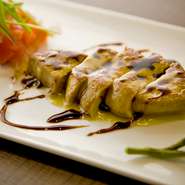 厳選した濃厚な味わいのフォアグラを、赤ワインソースで仕上げました。