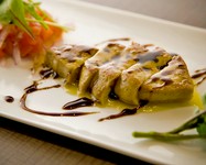 厳選した濃厚な味わいのフォアグラを、赤ワインソースで仕上げました。